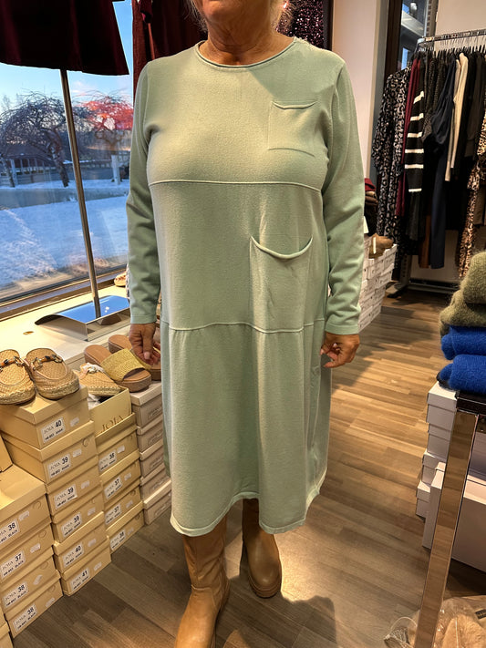 Midimittainen neulemekko Pocket minttu