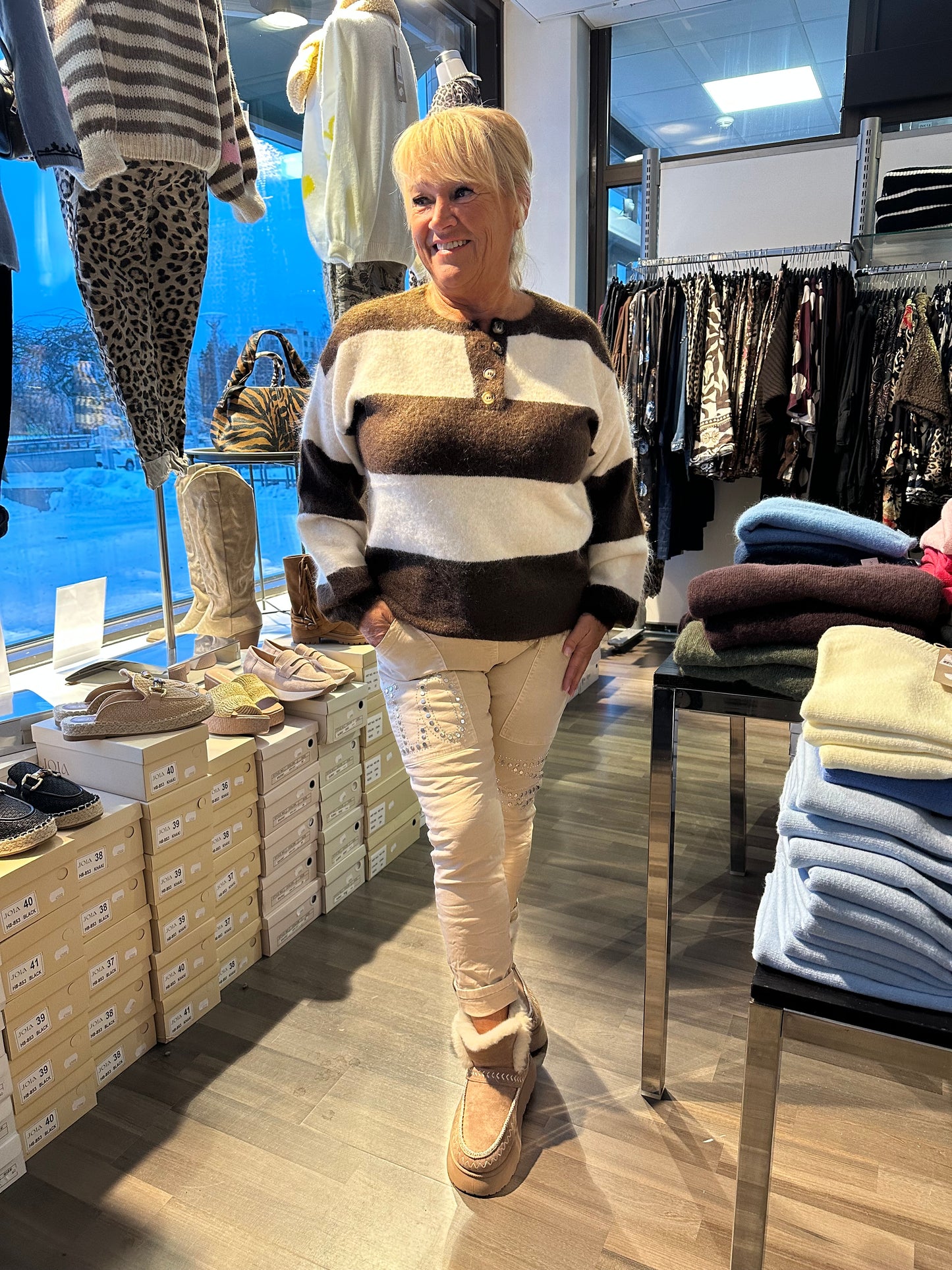 Raidallinen neulepusero