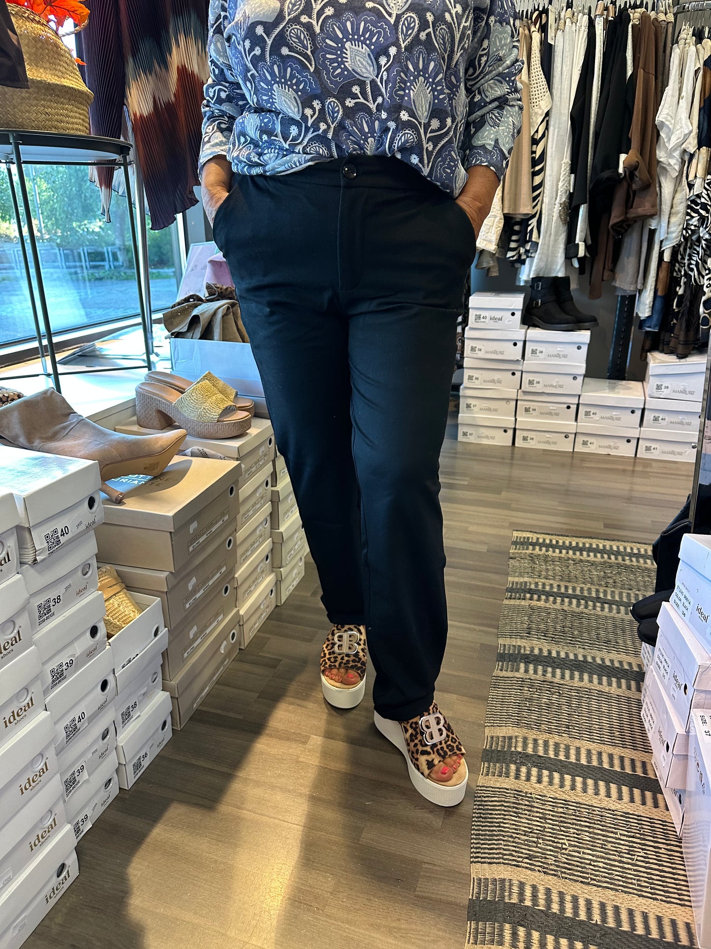 Kapealahkeiset siistit housut