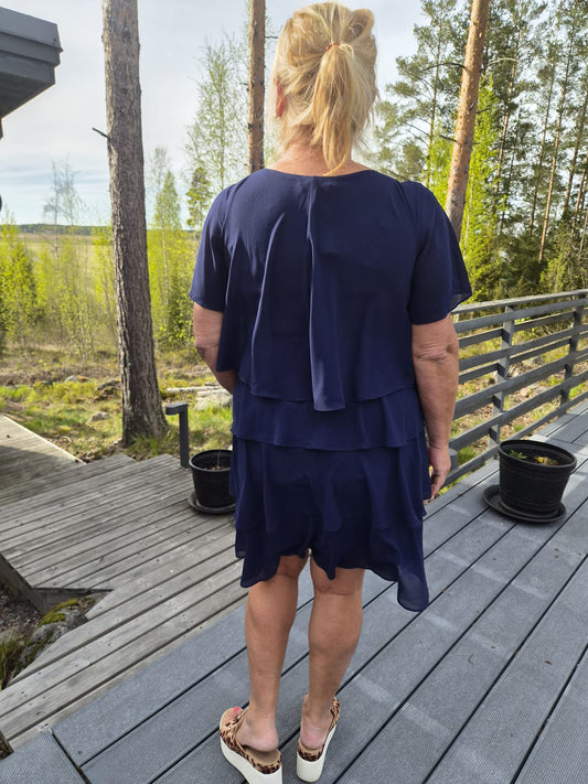 Sifonkinen kerrosmekko tummansininen