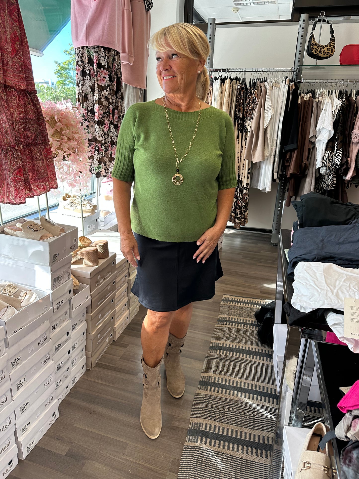 Lyhythihainen neule venepääntiellä vihreä