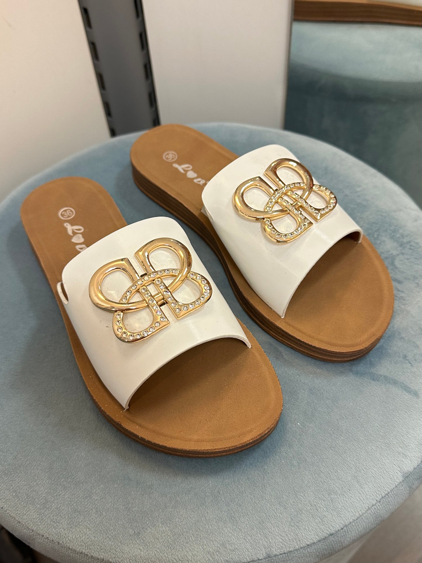 Keinonahkaiset sandaalit valkoinen