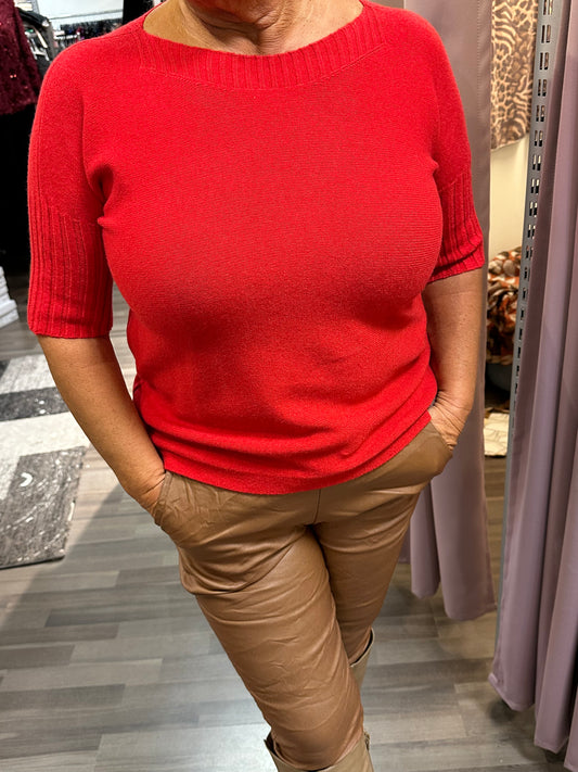 Lyhythihainen neule venepääntiellä punainen