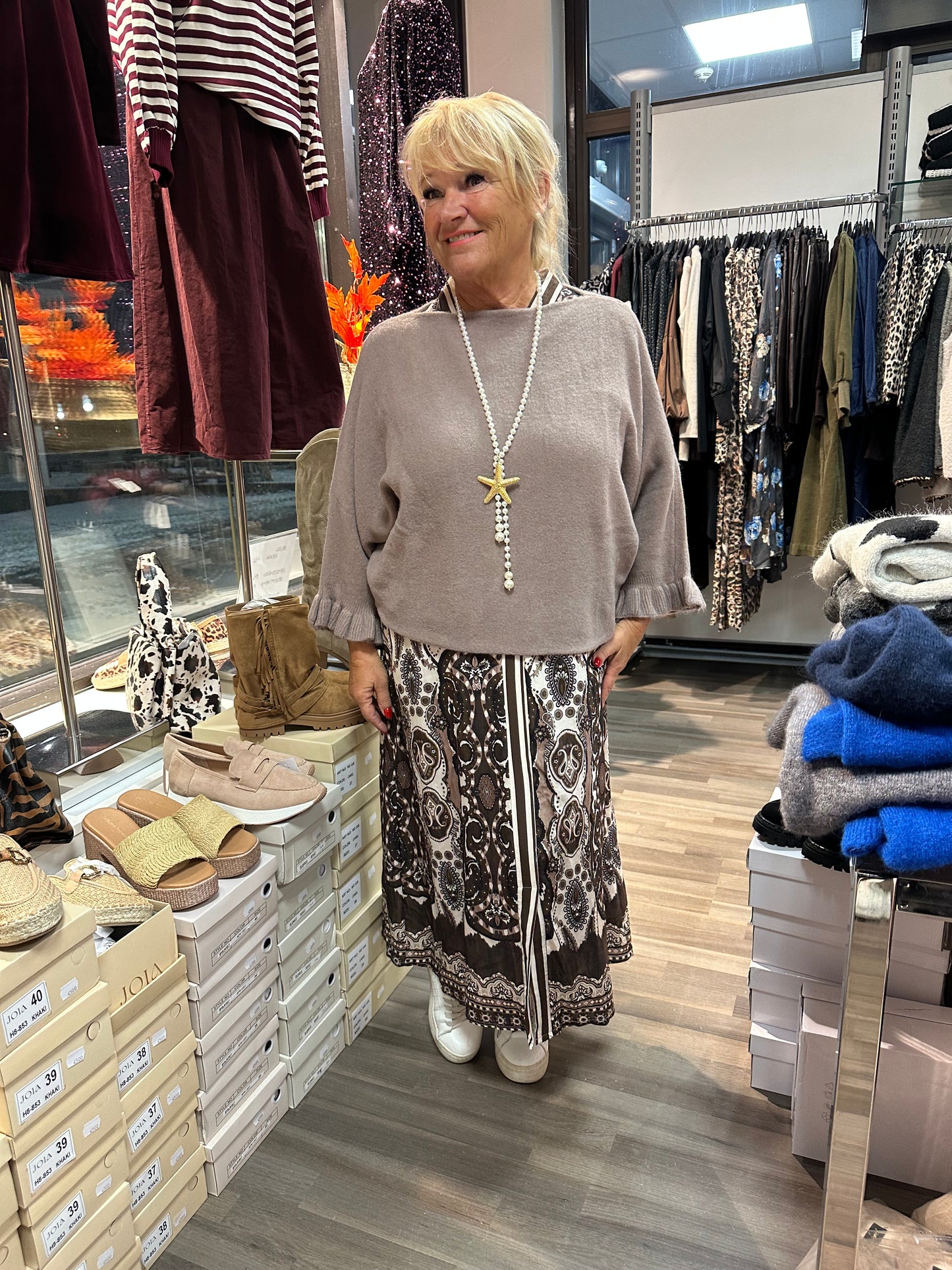 Neule frillahihoilla taupe