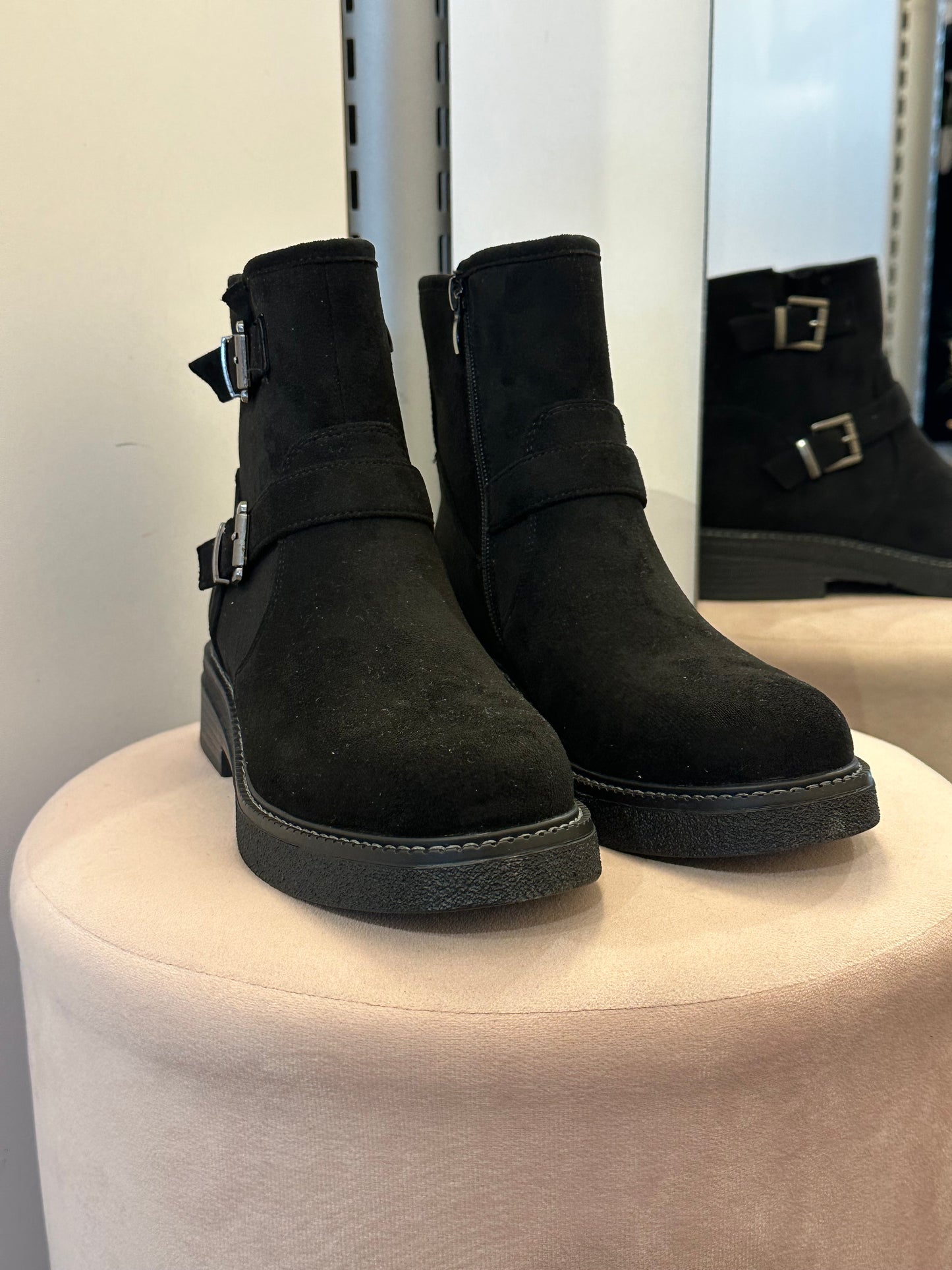 Keinomokkaiset nilkkurit soljella musta