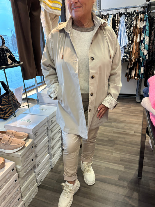 Kevättakki pitsi yksityiskohdilla beessi