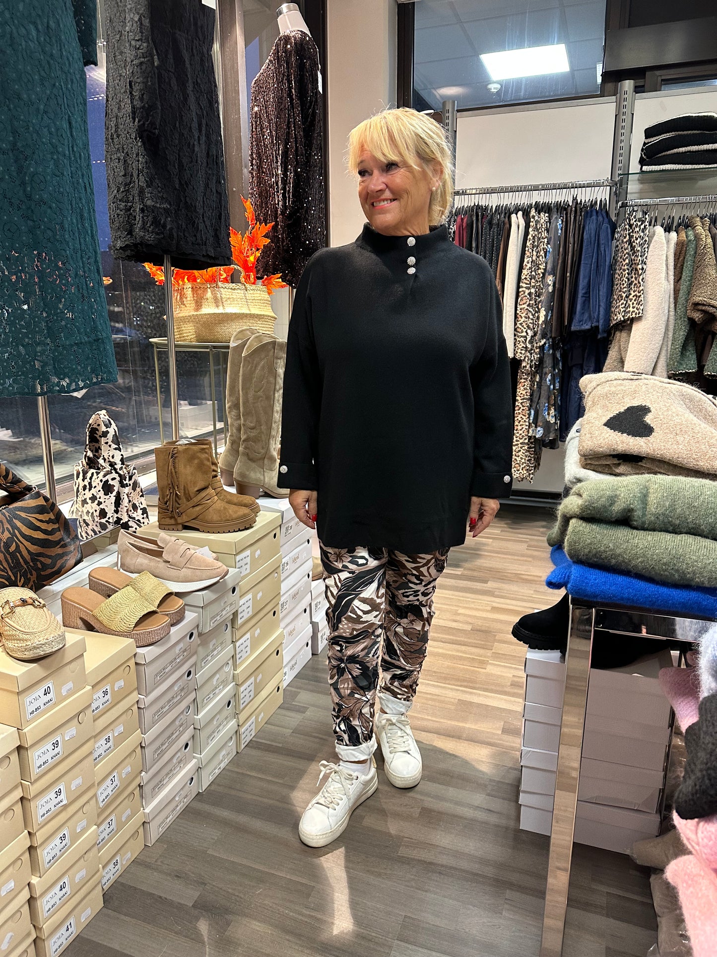 Neuletunika Diamond musta