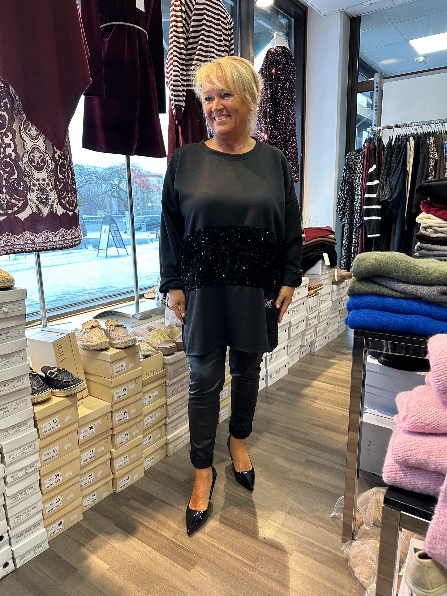 Plussize college tunika paljeteilla musta