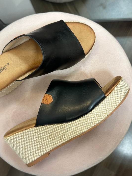 Kiilakorkoiset sandaalit