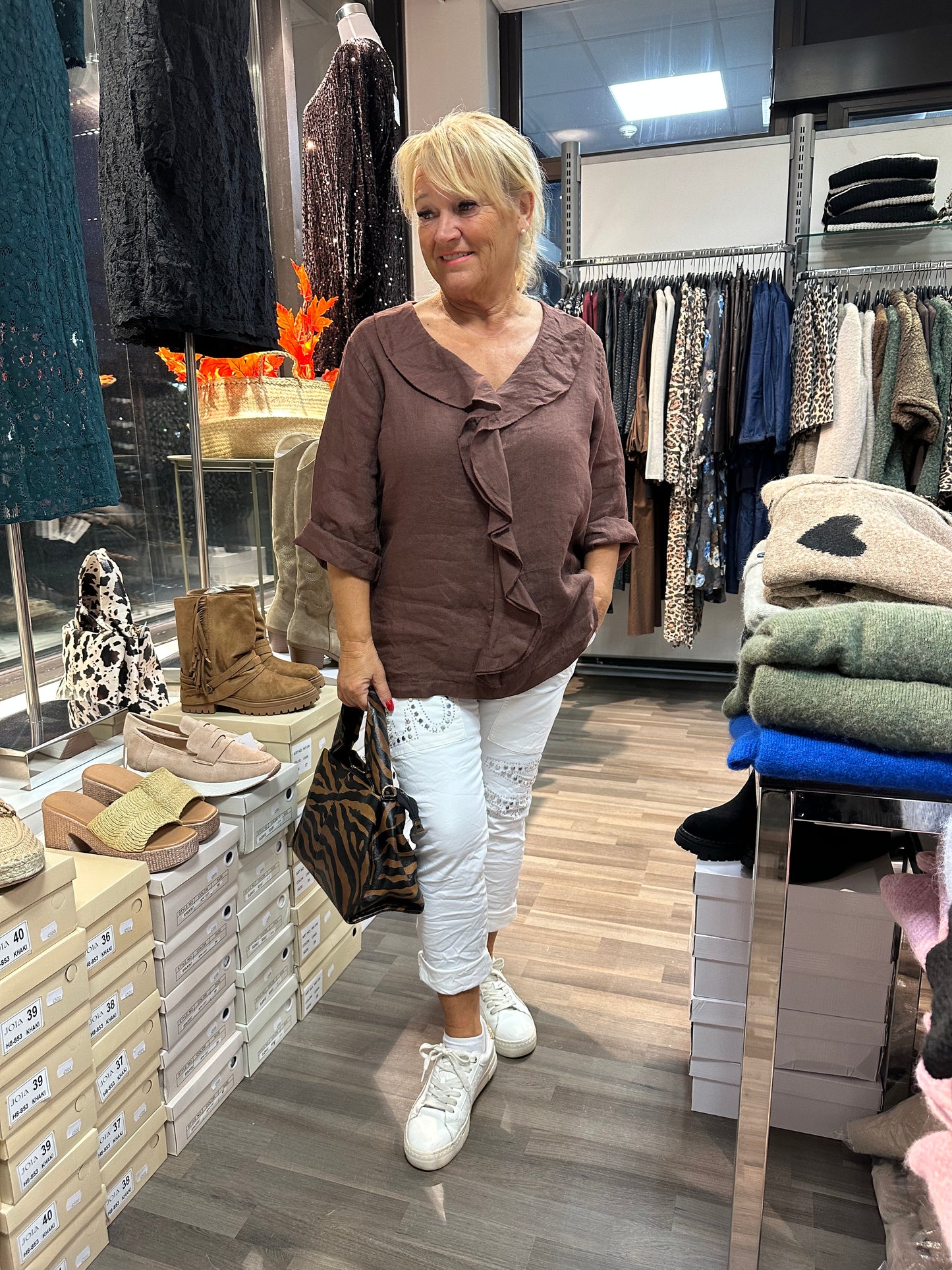 Pellavapusero röyhelöllä Kastanja