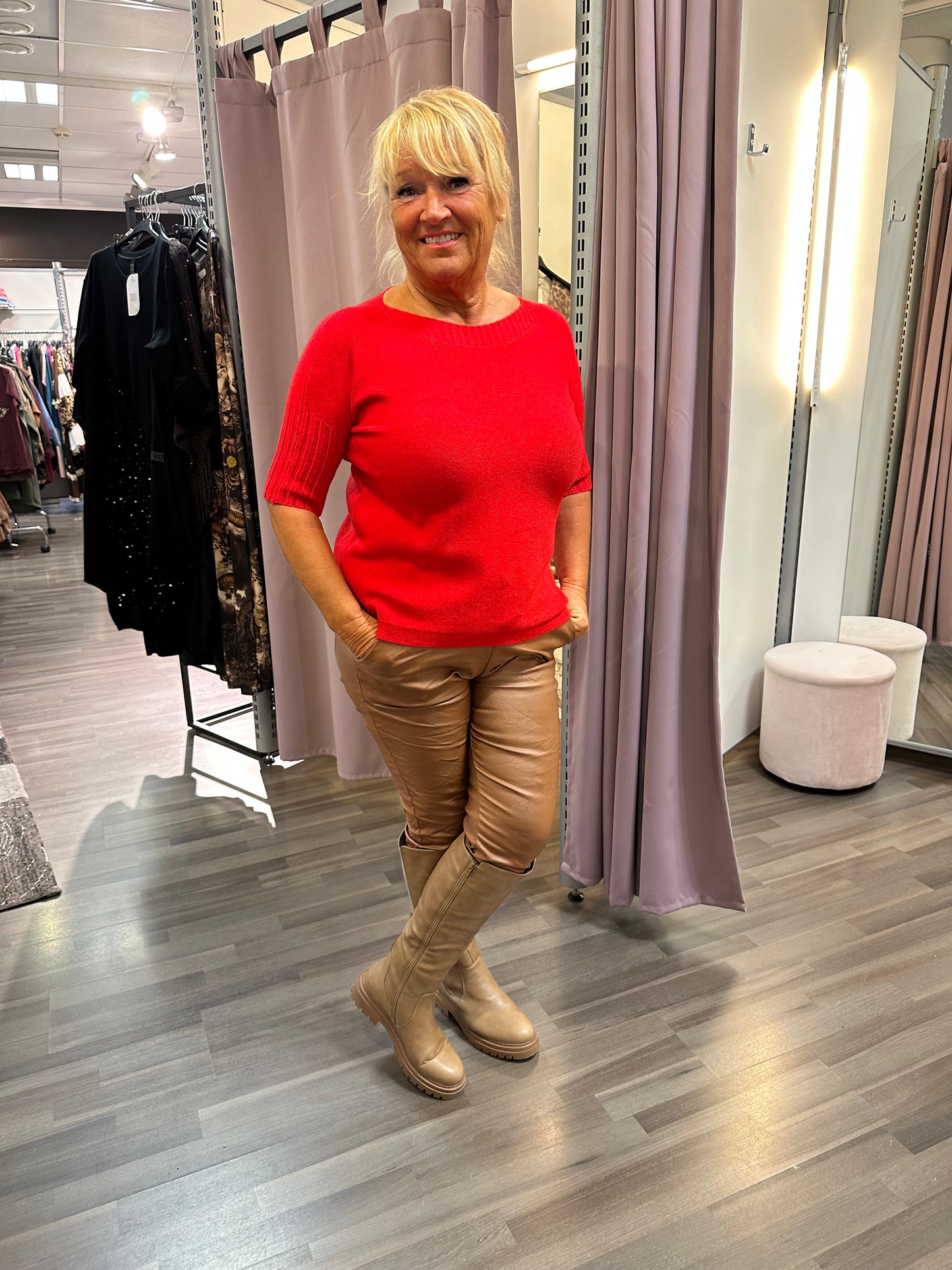 Lyhythihainen neule venepääntiellä punainen