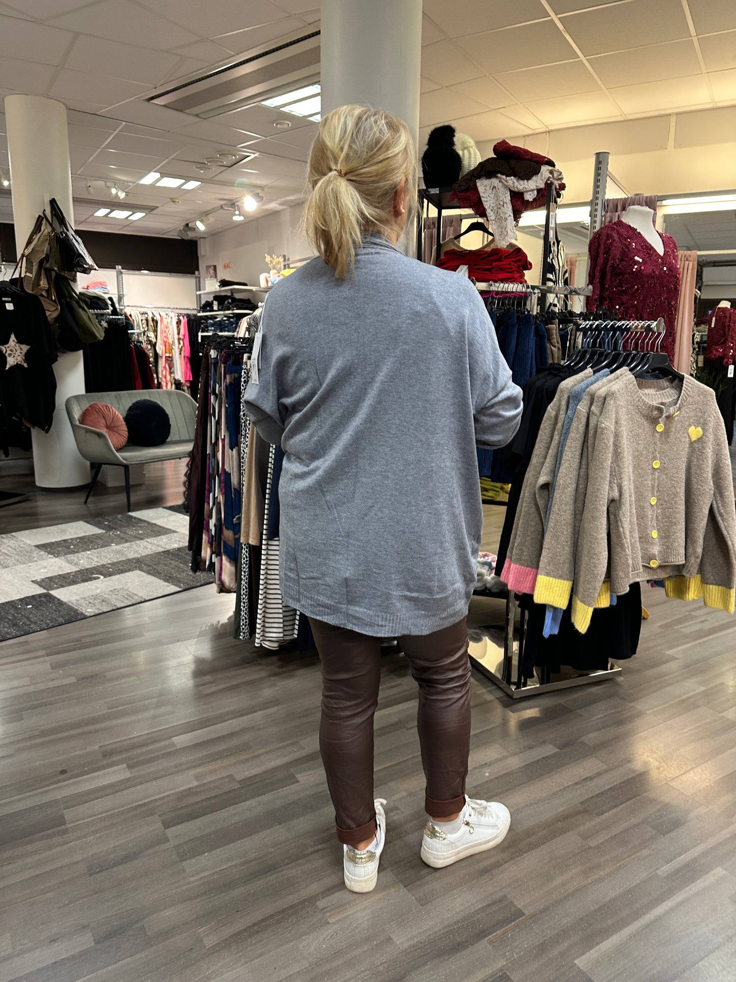 Neuletakki helmikoristeella harmaa