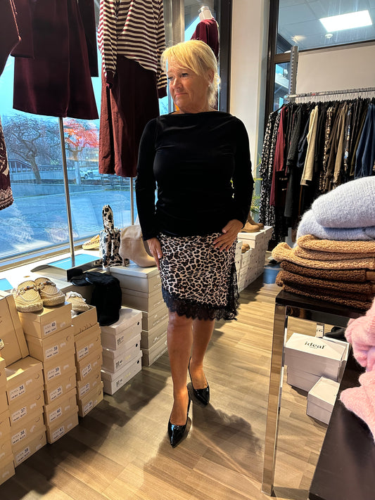 Lyhyt satiinihame pitsihelmalla leo