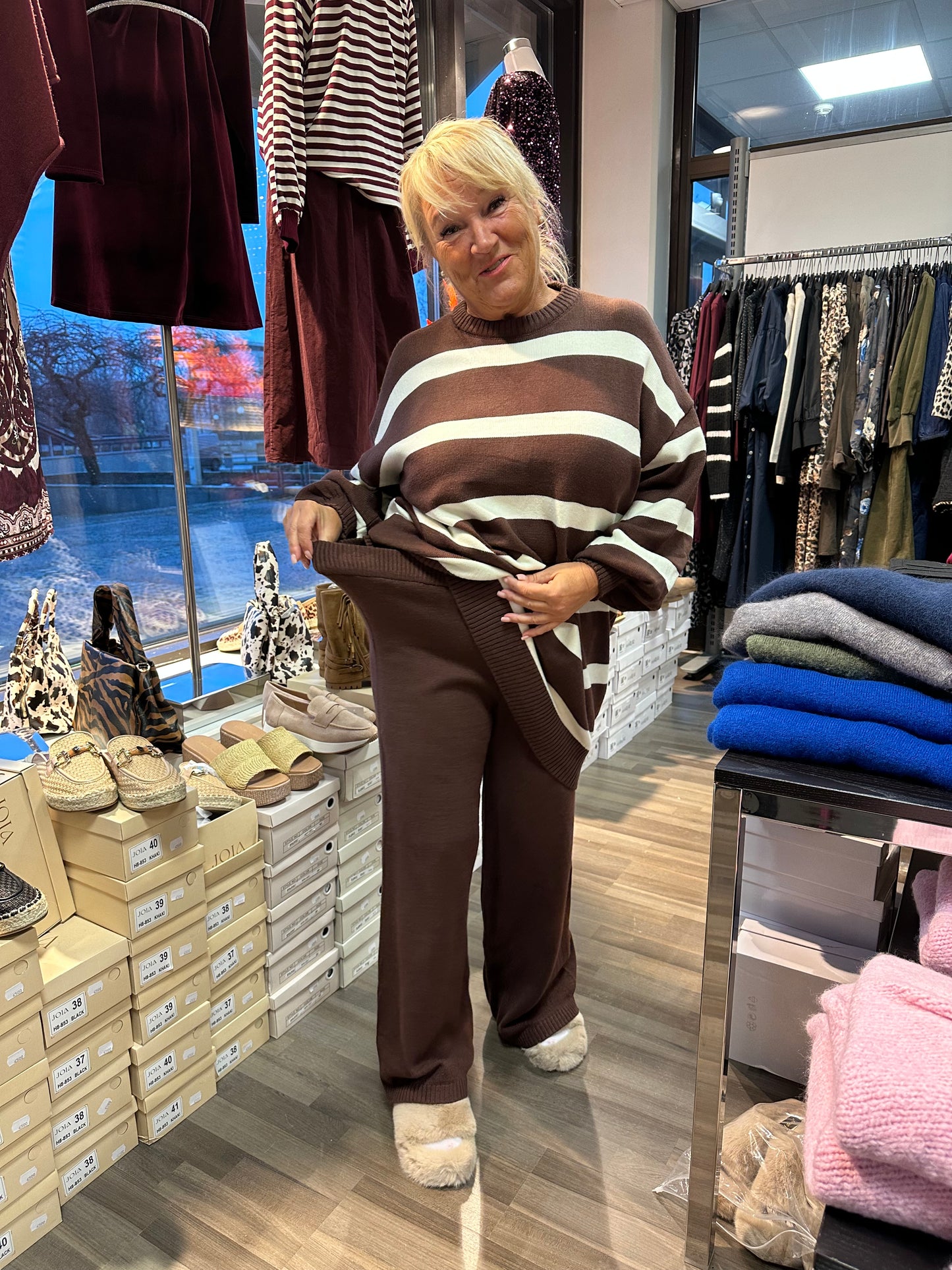 Plussize neuleasu ruskea