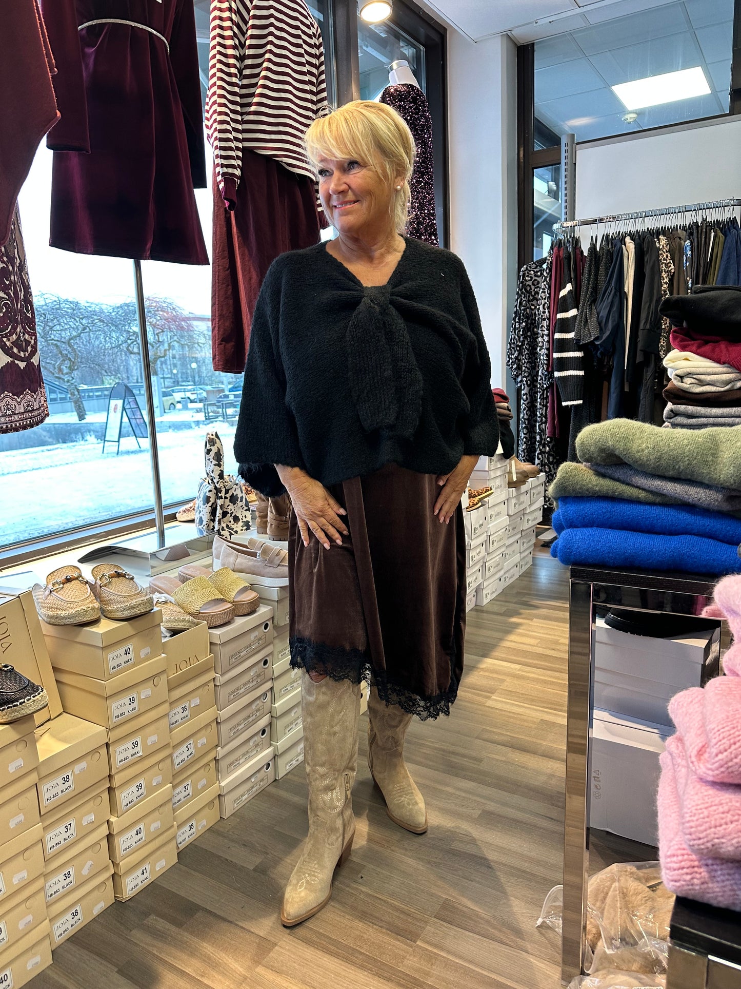 Samettimekko pitsikoristeilla ruskea