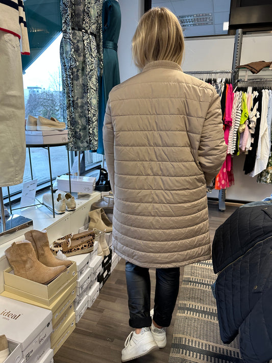 Kevyt tikkitakki beessi