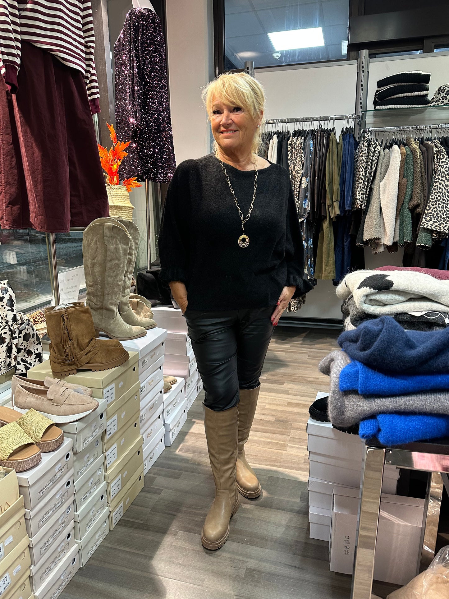 Neule frillahihoilla musta