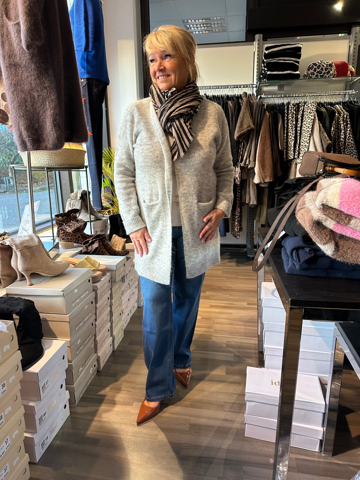 Villa ja alpakkasekoitteinen neuletakki