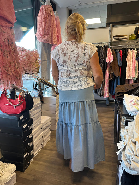 Lyhythihainen pitsipusero valkoinen