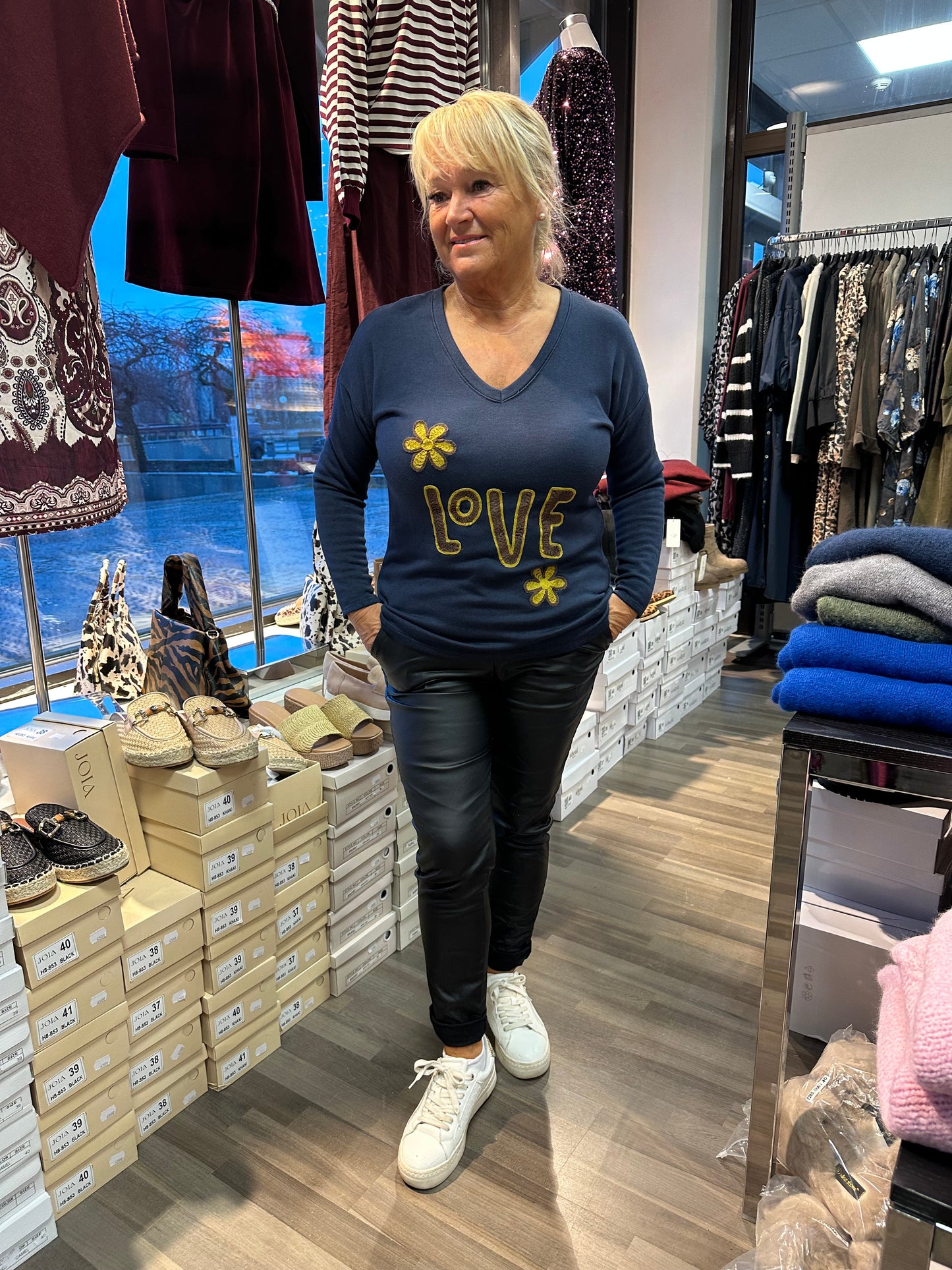 Lämmin pusero LoVE sininen