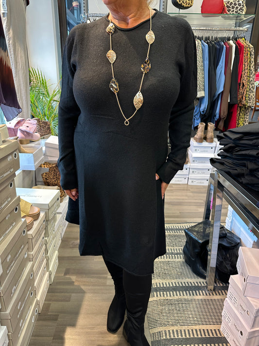 Kellohelmainen neulemekko musta