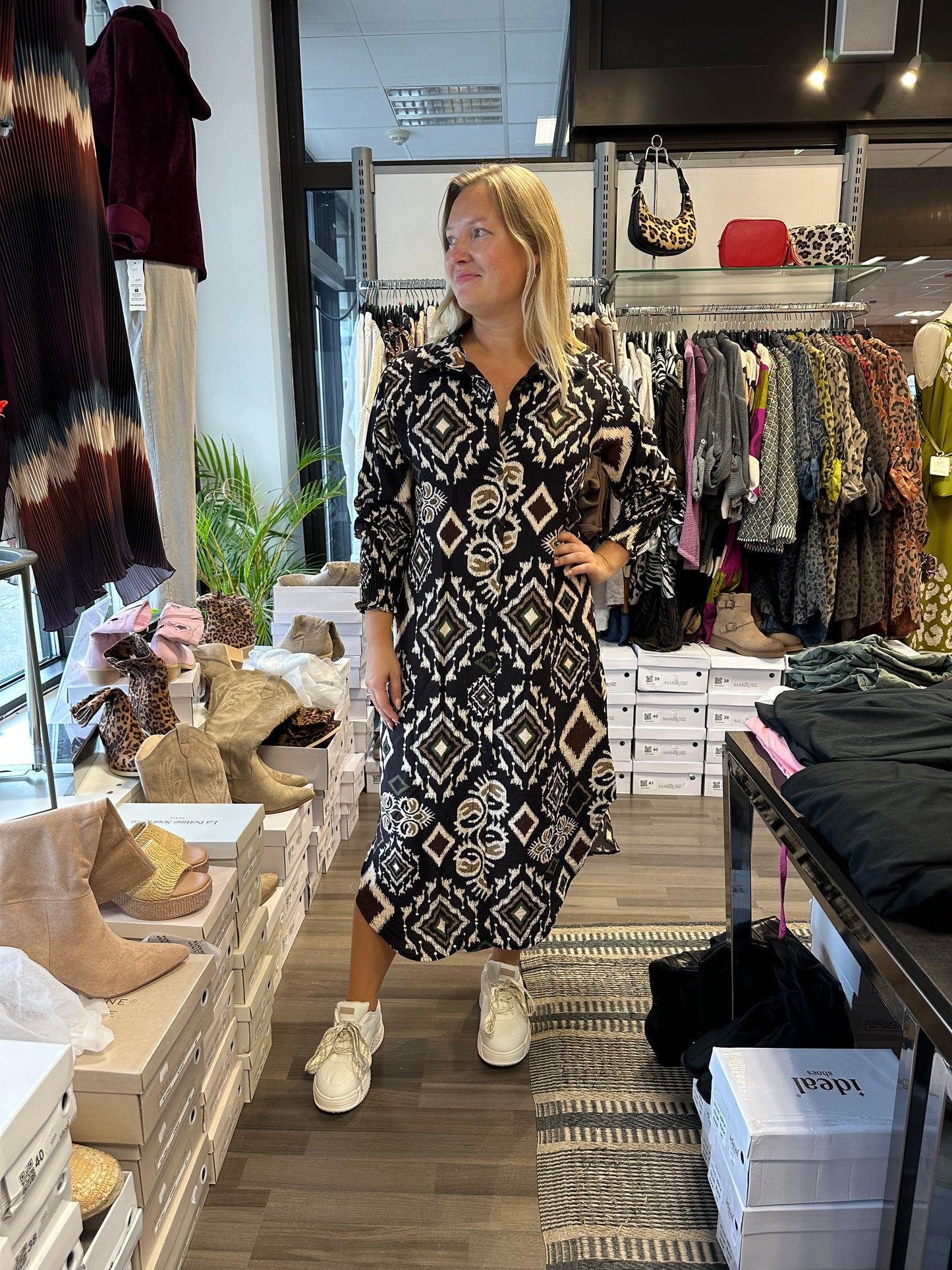 Kuviollinen viskoosimekko musta