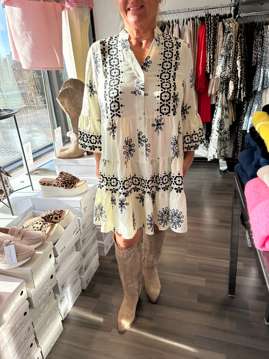 Lyhyt frillamekko vaalea-musta