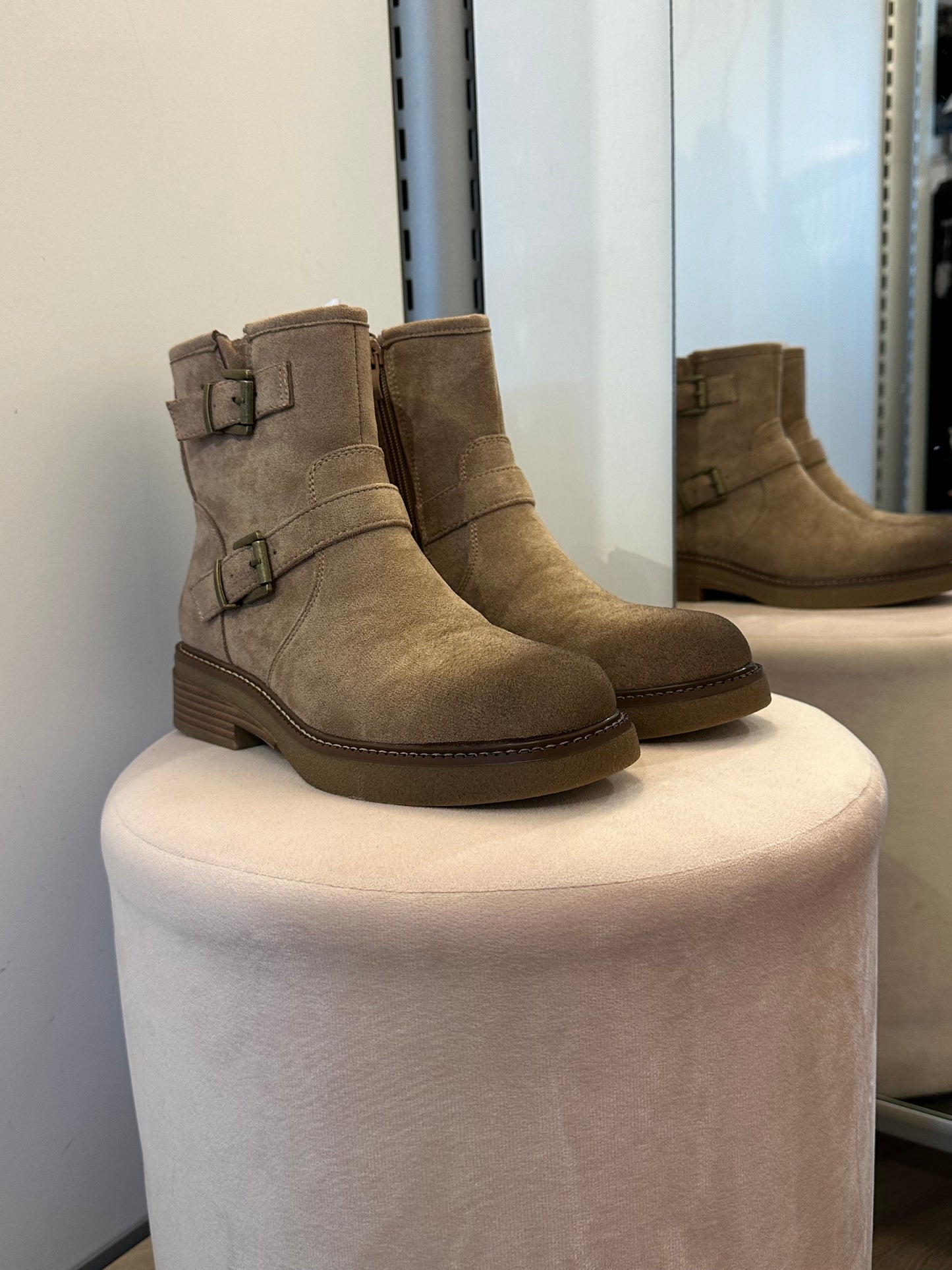 Keinomokkaiset nilkkurit soljella beessi