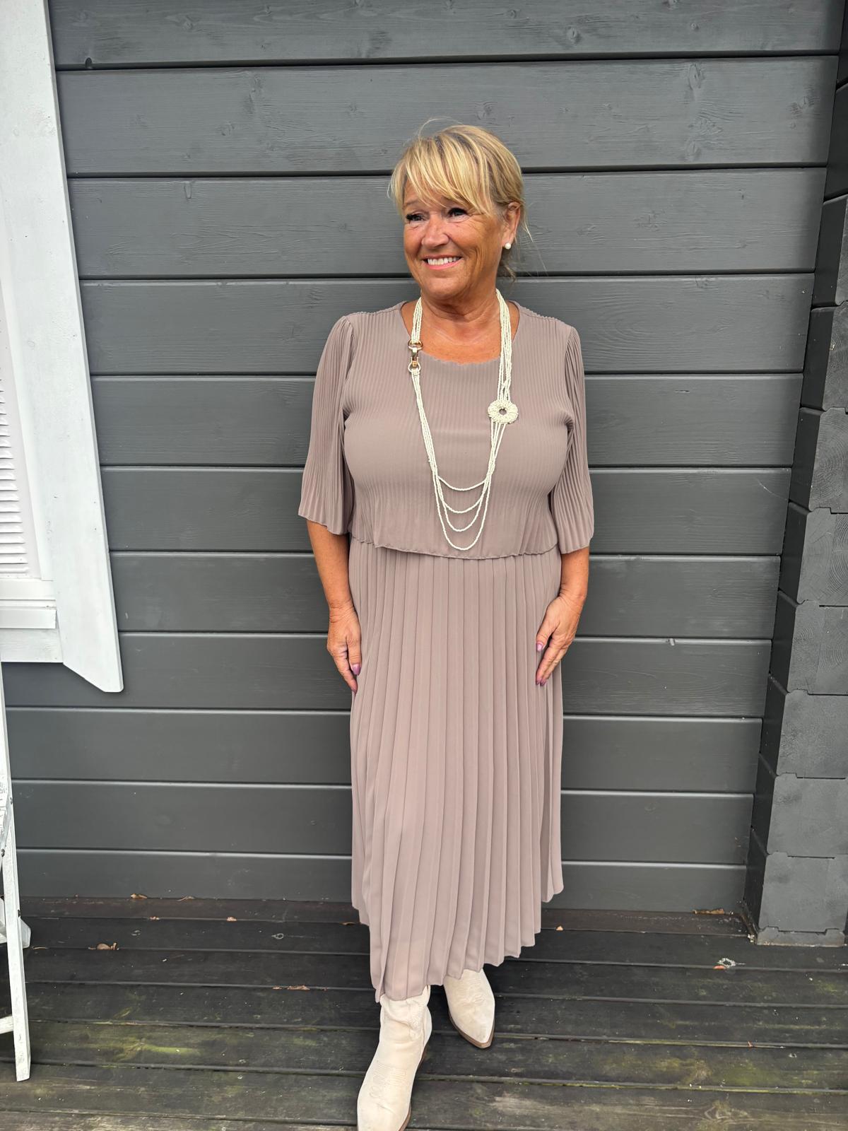 Midimittainen pliseemekko taupe