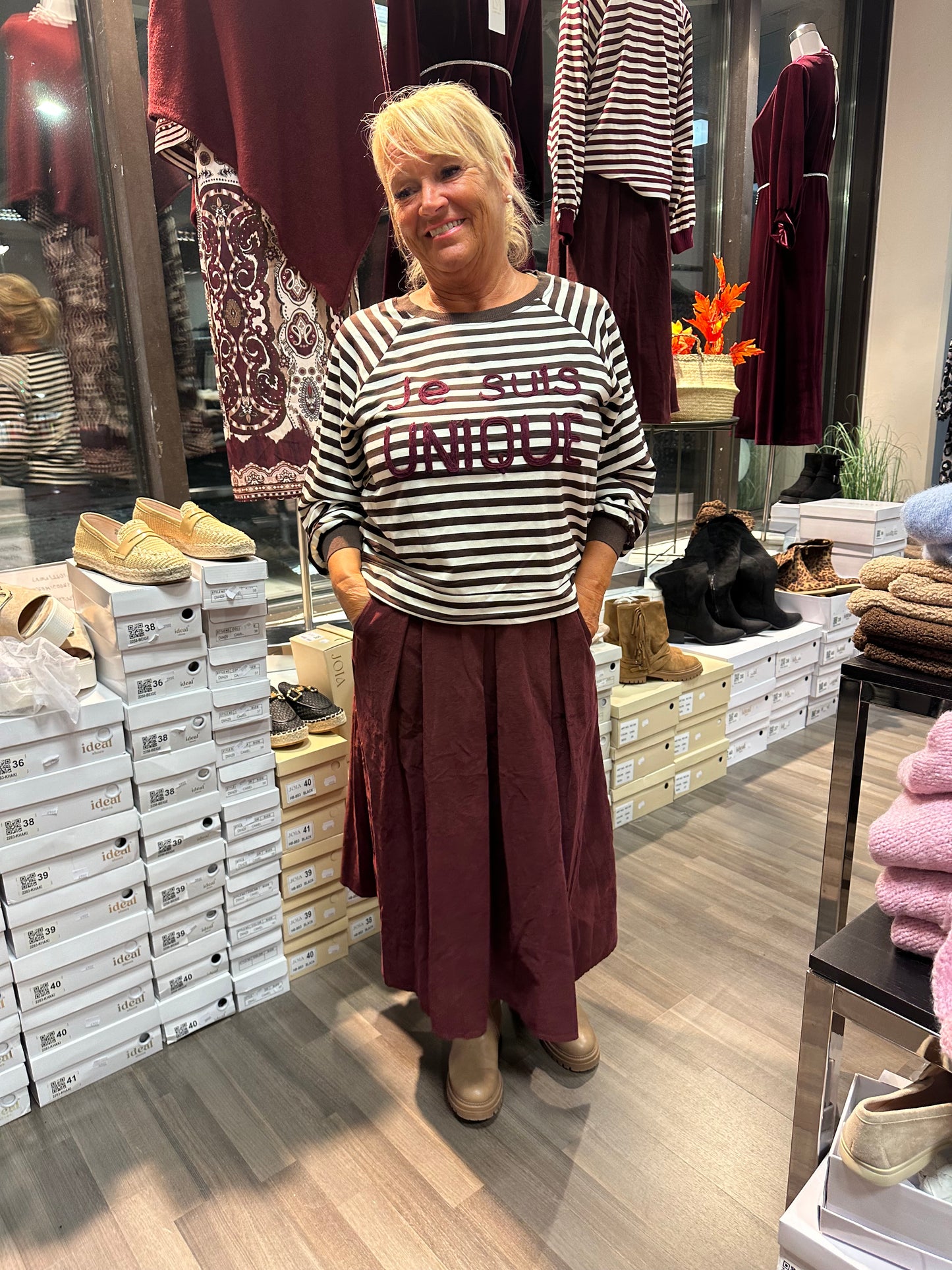 Raidallinen collegepusero ruskea