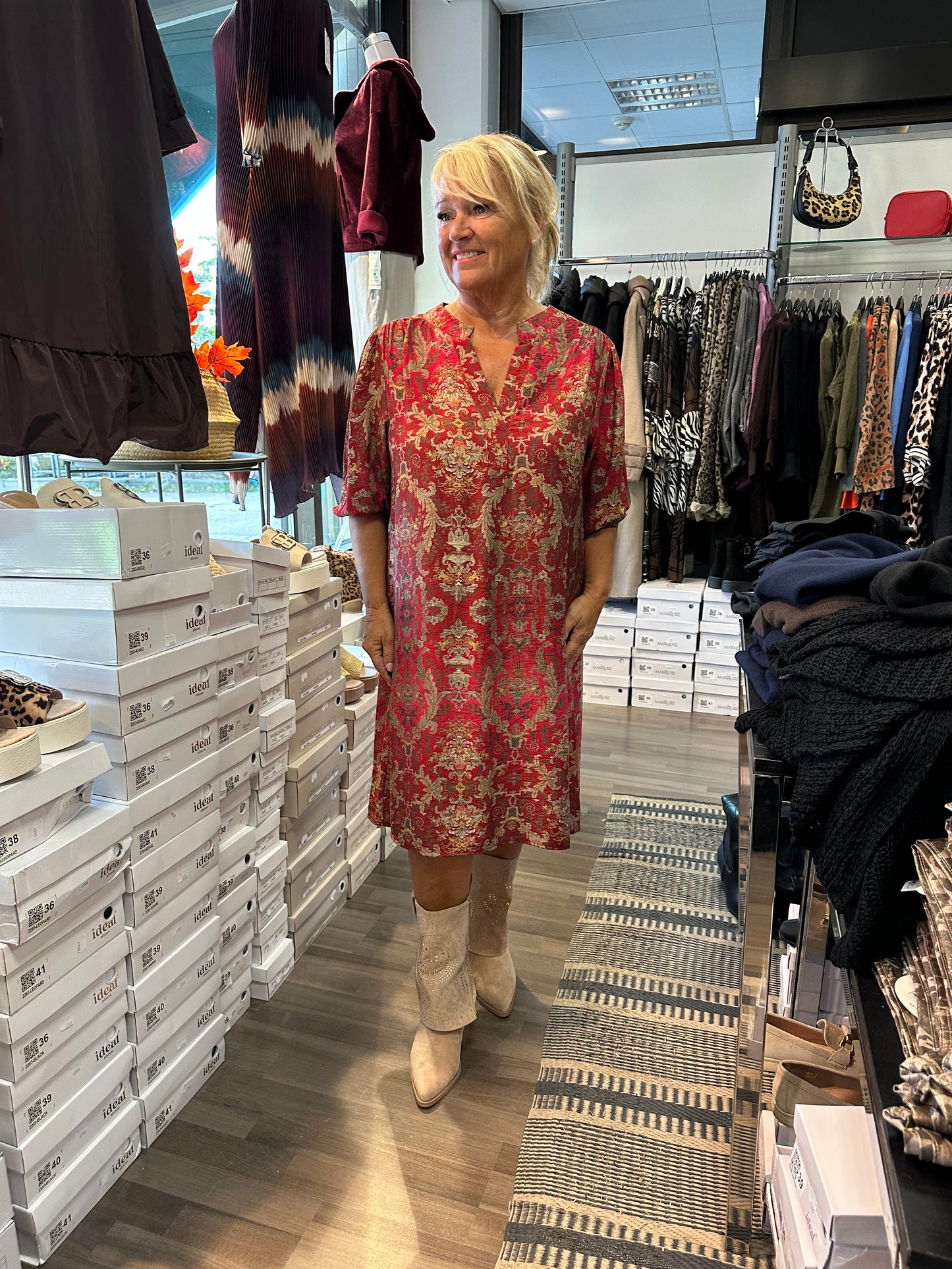 Kuviollinen mekko punainen