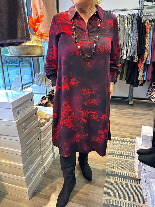 A-linjainen kauluksellinen mekko