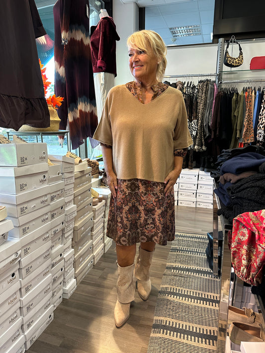 Kuviollinen mekko konjakki