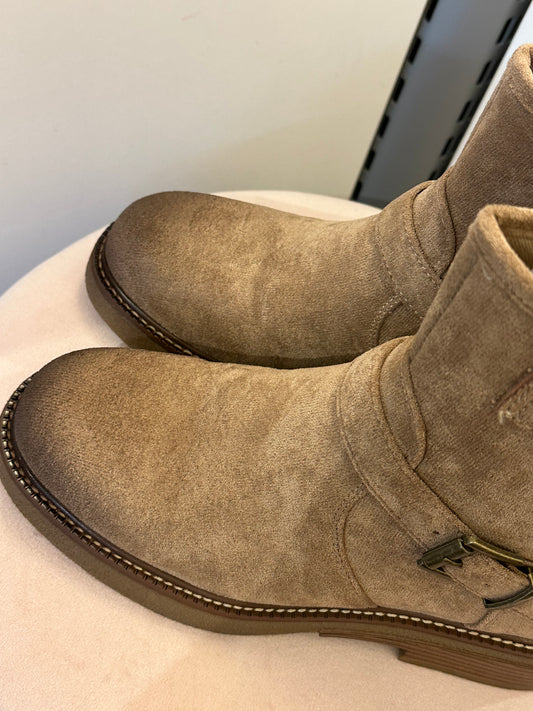 Keinomokkaiset nilkkurit soljella beessi