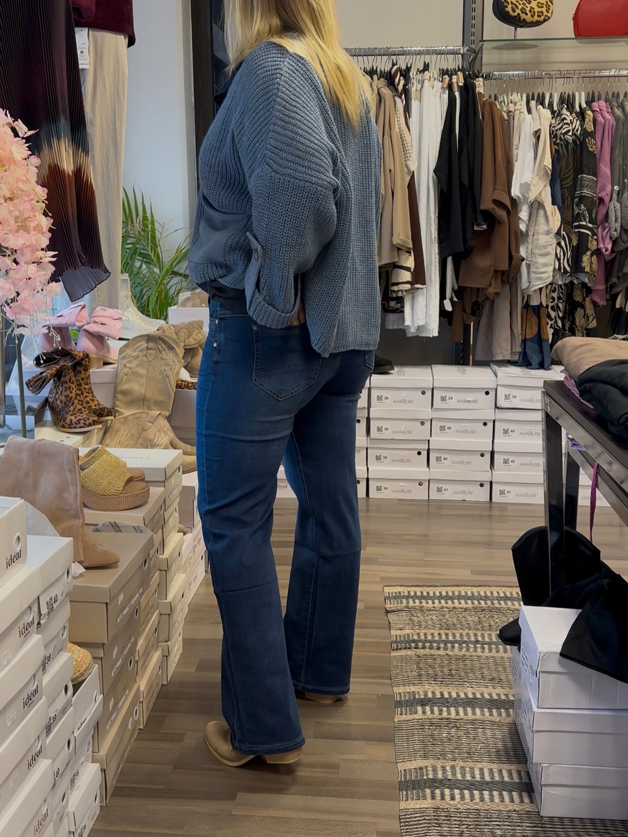 Suoralahkeinen farkku kuminauhavyötäröllä