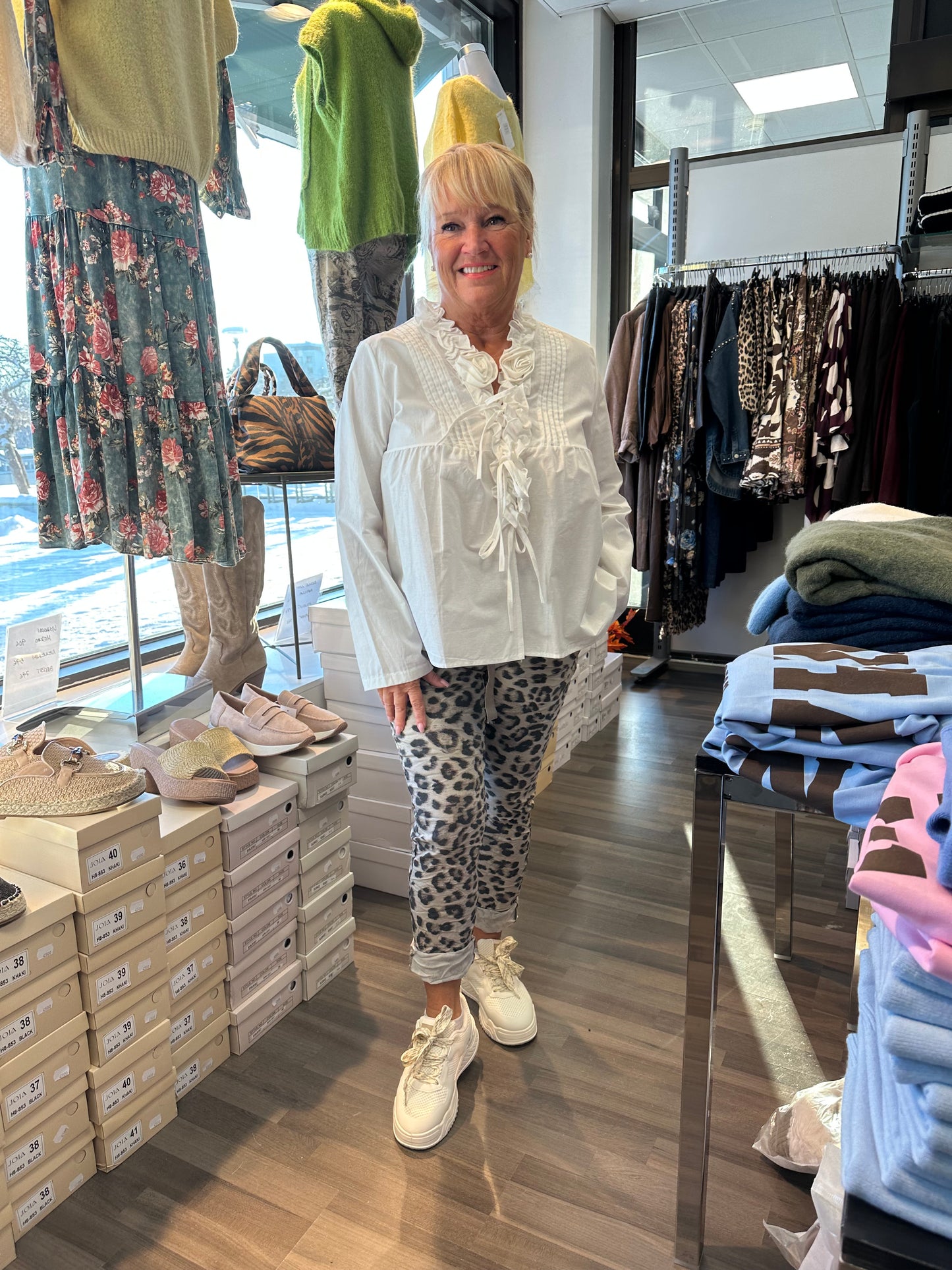 Suloinen puuvillapusero valkoinen