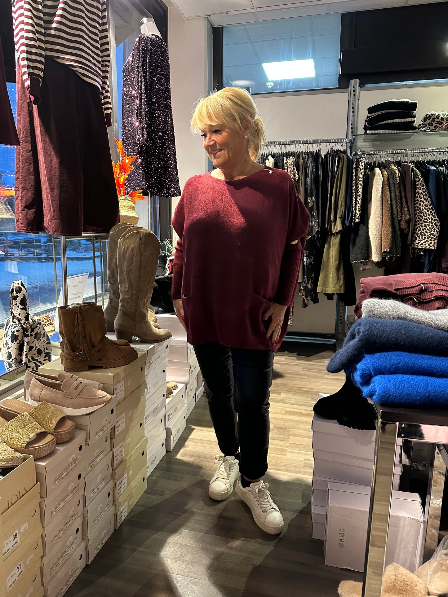 Pontsoneule viininpunainen