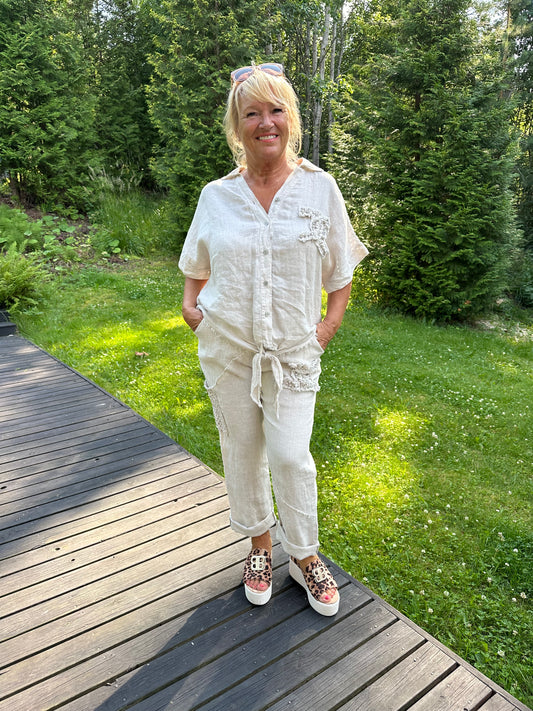 Suoralahkeiset pellavahousut