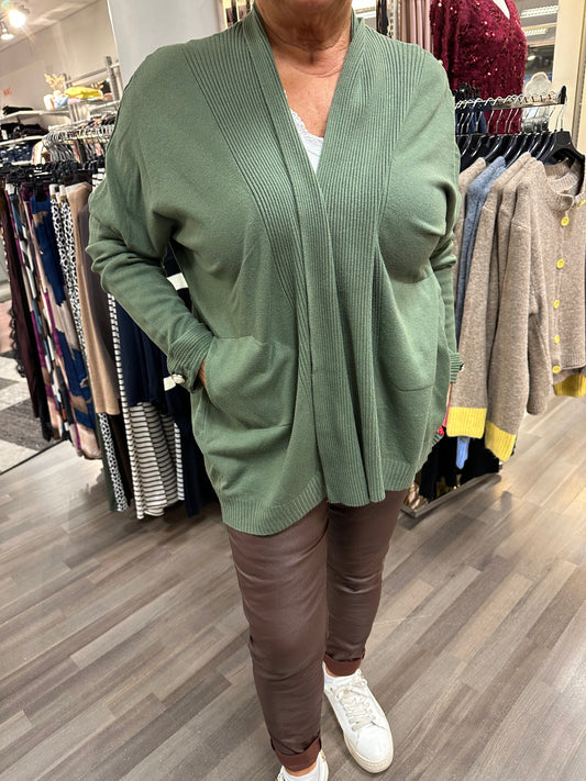 Neuletakki helmikoristeella vihreä