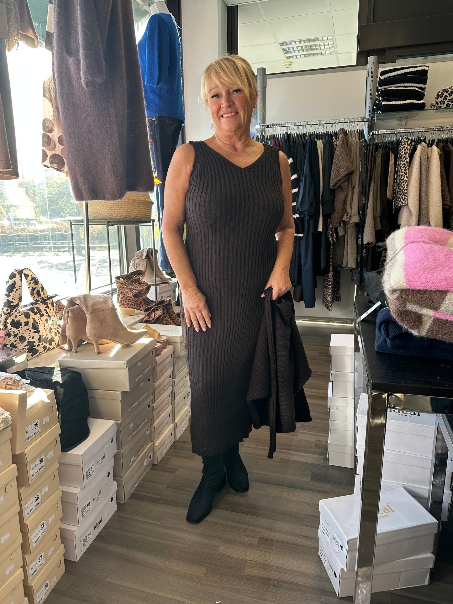 Neulemekko ja pusero ruskea