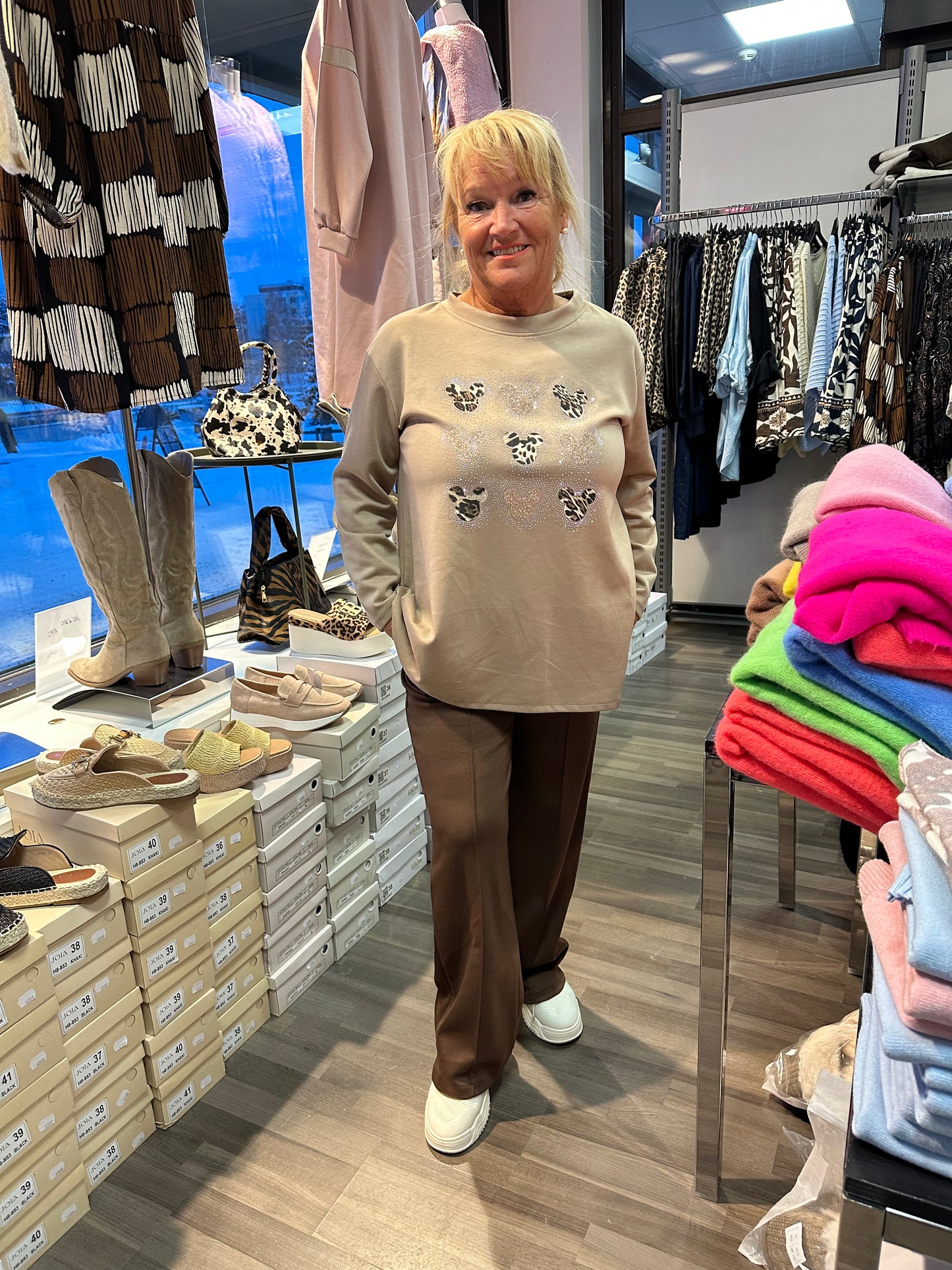 College pusero pikku Mikki kameli