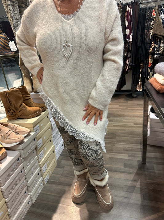 Neulepusero epäsymmetrisellä pitsihelmalla beessi