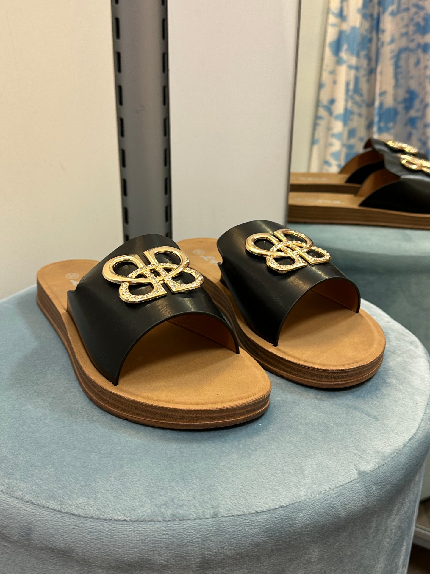 Keinonahkaiset sandaalit musta