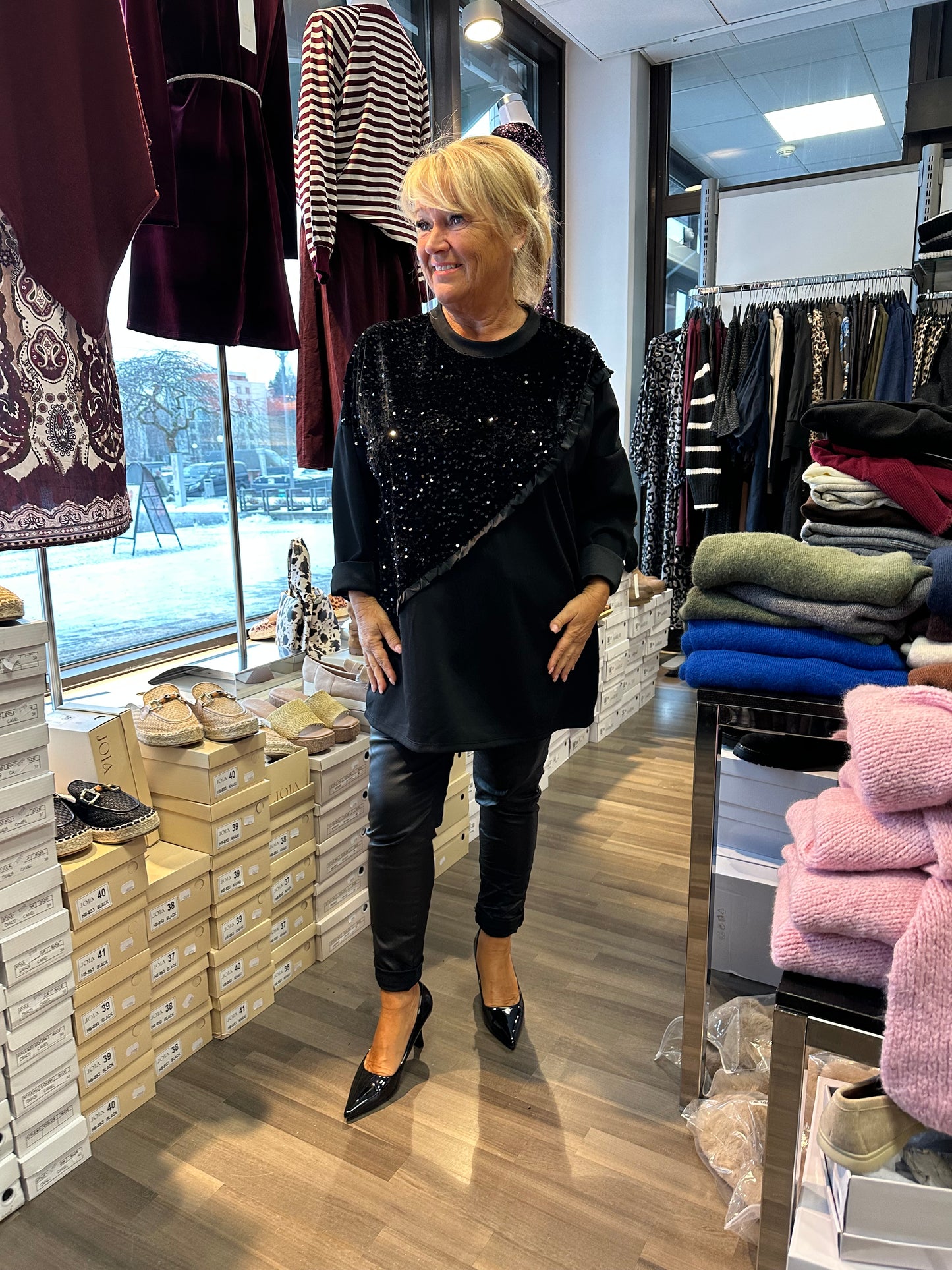 Plussize paljettipusero musta