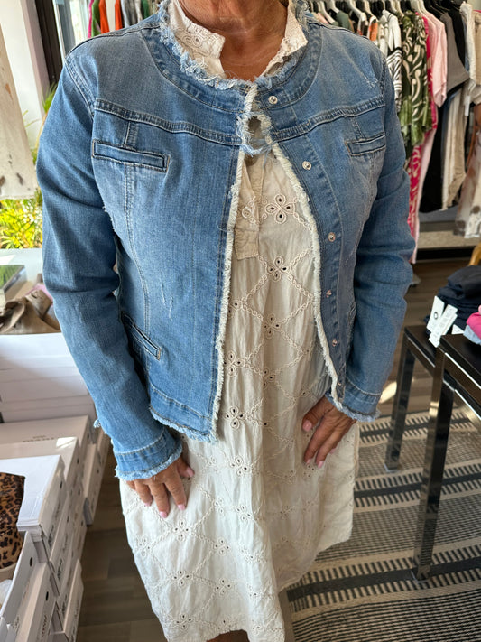 Farkkutakki rispatuilla reunoilla