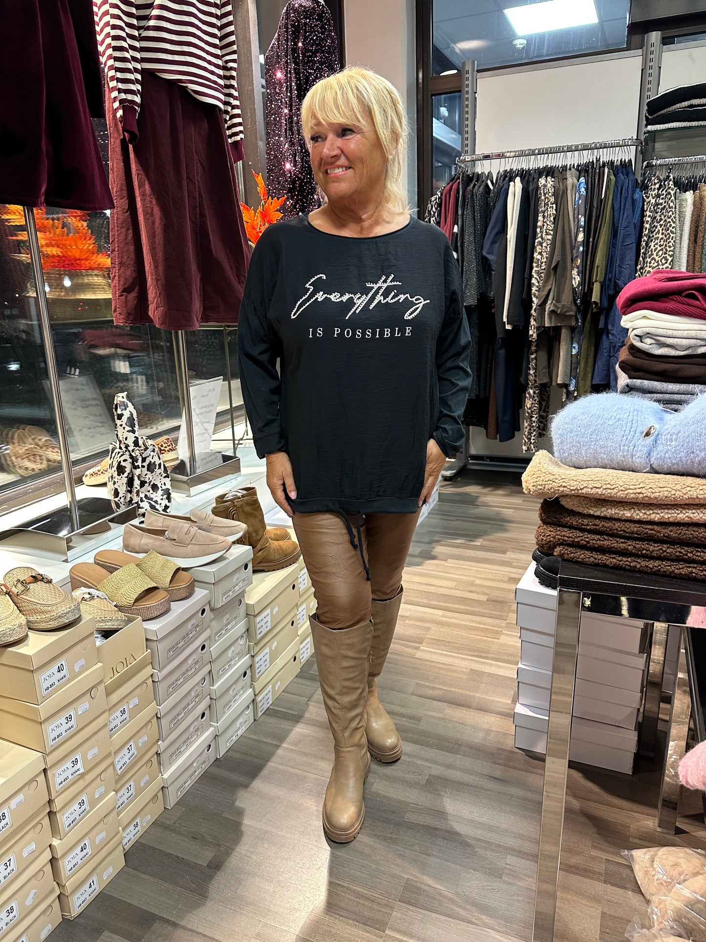 T-paita Everything Bling musta