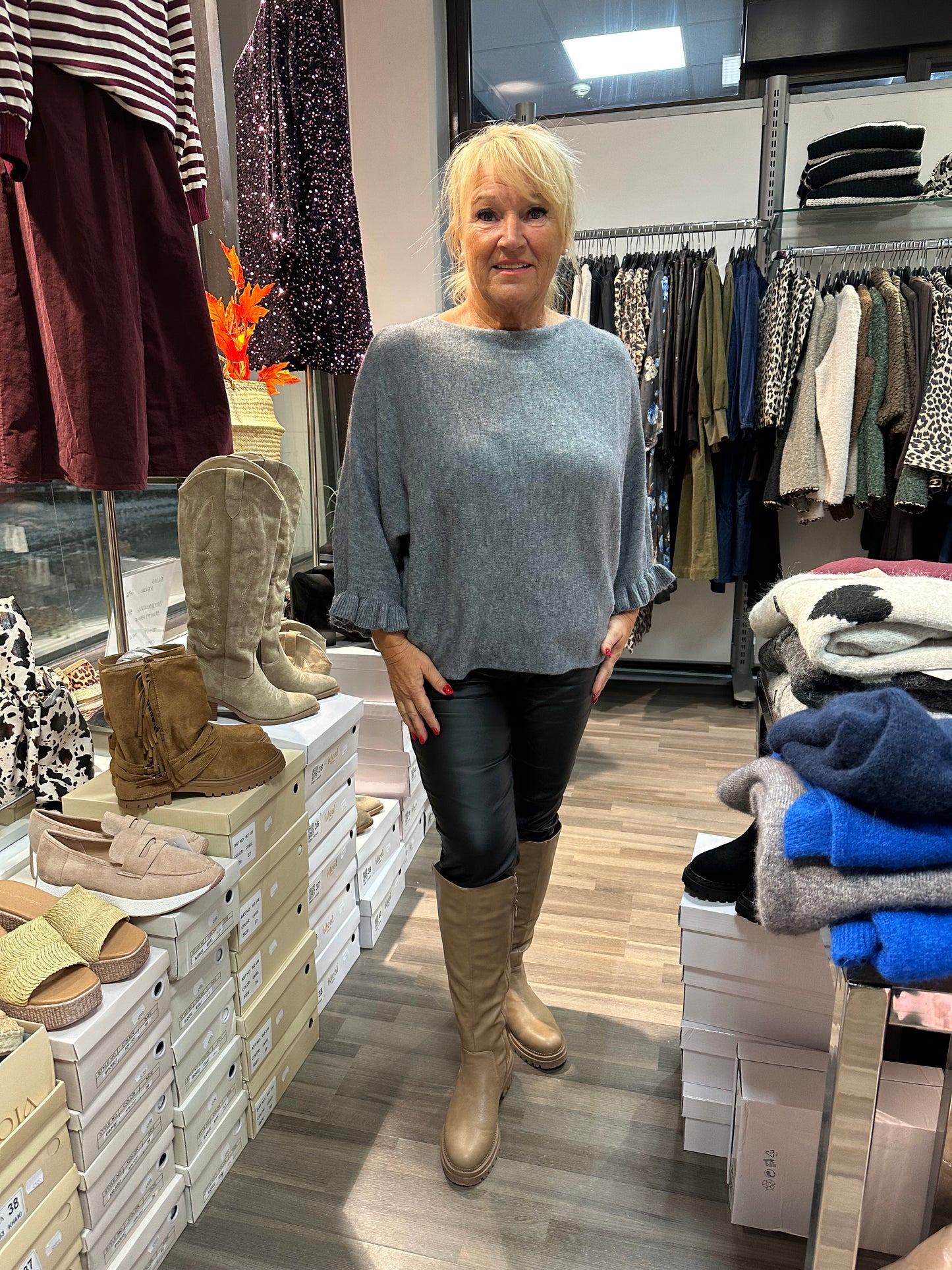 Neule frillahihoilla harmaa