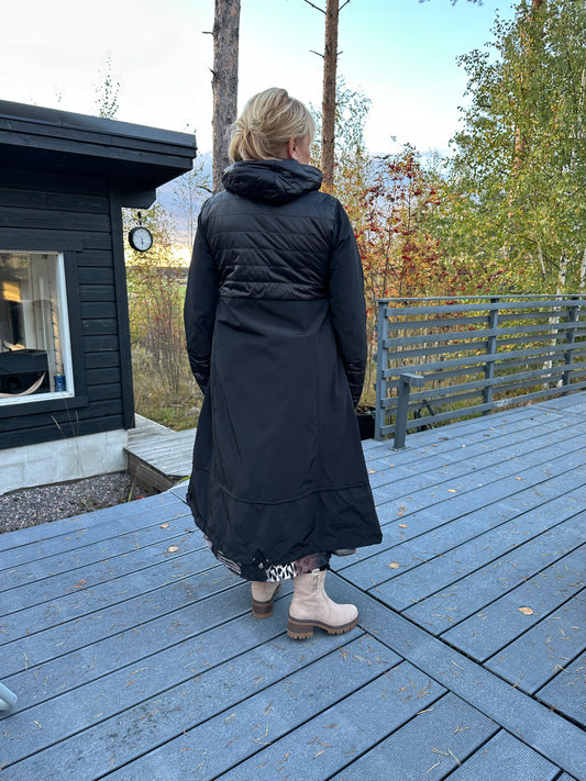 Pitkä takki musta