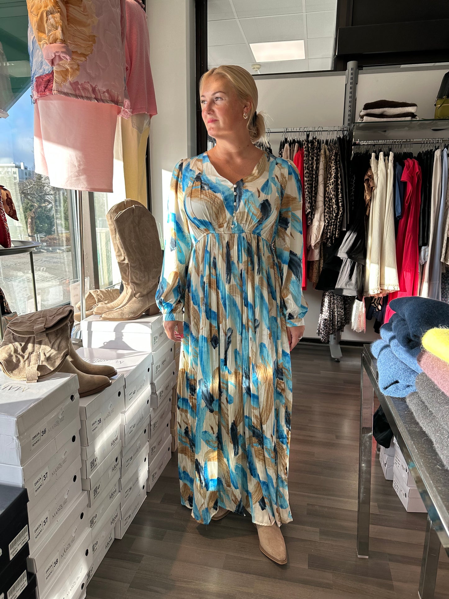 Maksimekko pliseeratulla helmalla sininen