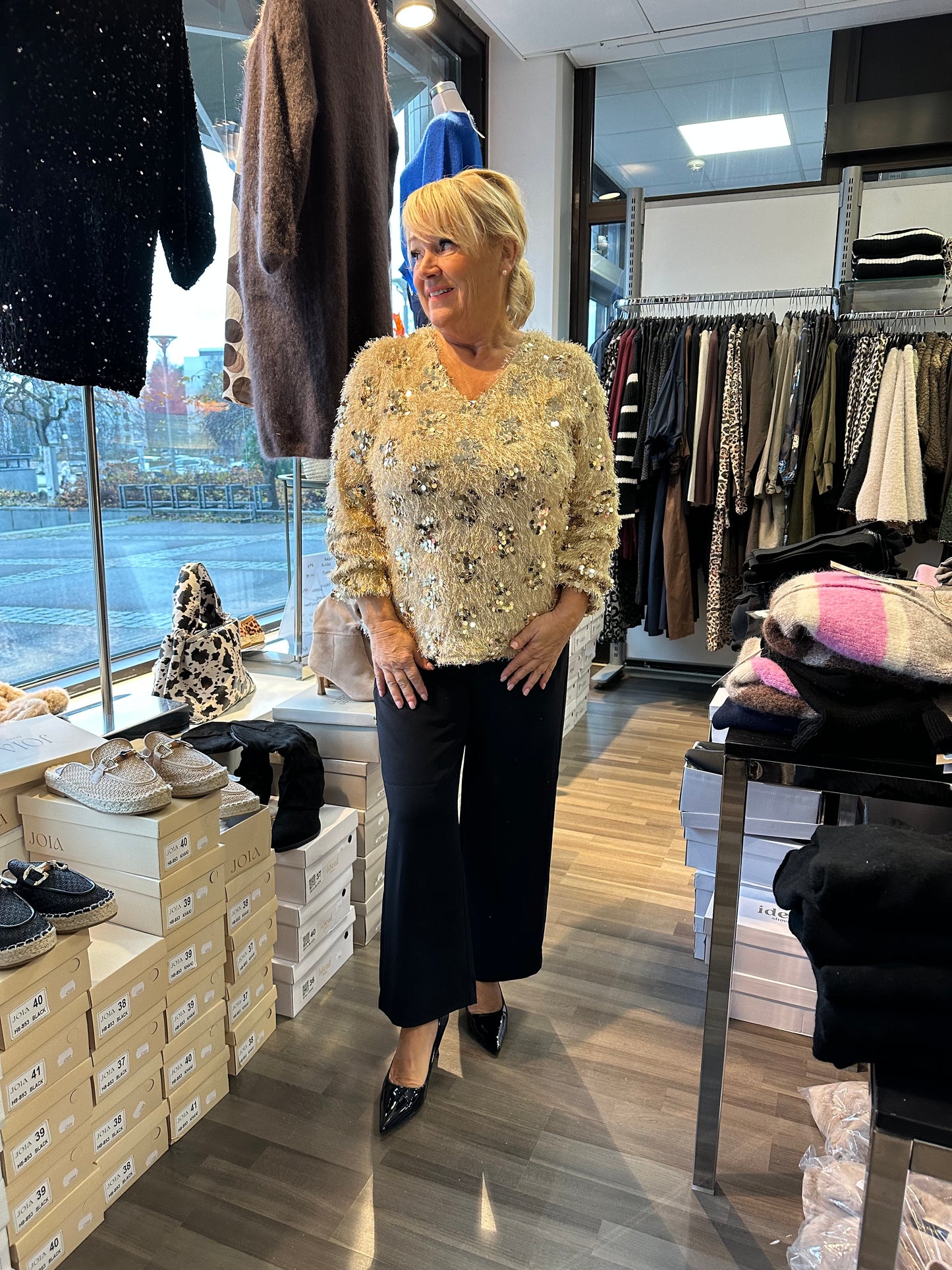 Paljettinen höyhenpusero kulta